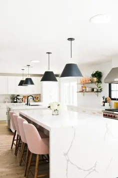 جزیره آبشار مرمر با چوب های میله ای صورتی در یک آشپزخانه سفید.  در سال 2020 |  میز ناهار خوری در آشپزخانه ، H