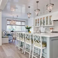جزیره آشپزخانه آبی روشن با چهارپایه سفید بامبو - کلبه - آشپزخانه