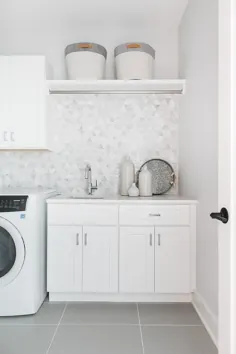 اتاق لباسشویی سفید با کاشی های کف مشبک خاکستری - انتقالی - اتاق لباسشویی