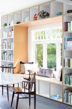 صندلی پنجره را با محاصره کردن آن با یک قفسه کتاب داخلی ایجاد کنید