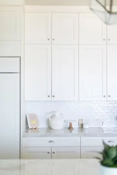 کاشی های سفید لعاب مترو با کابینت های شیکر سفید انباشته - انتقالی - آشپزخانه