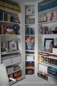 قفسه کتاب بیلی ساخته شده با واحد گوشه ای DIY: کتابخانه ما نشان می دهد