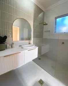 TileCloud در اینستاگرام: "صفحه دوش منحنی OMG OMG OMG tiles کاشی های سبز مریم گلی van غرور زیبا tap شیرهای برنجی مسواک زده شده mirror آینه قوس ✅ دوست داشتن این حمام توسط"