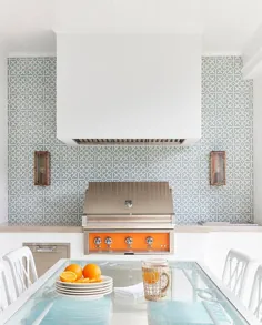 آشپزخانه در فضای باز سفید با کاشی های موزاییکی آبی و کباب پز نارنجی BBQ - کلبه - آشپزخانه
