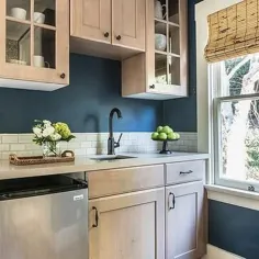 کابینت های بلوط بژ با دیوارهای آبی - انتقالی - آشپزخانه