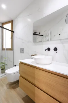Baño con mármol en pared.  Diseño R de Room